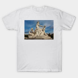 Statuaries At Jardin Des Tuileries - 1 © T-Shirt